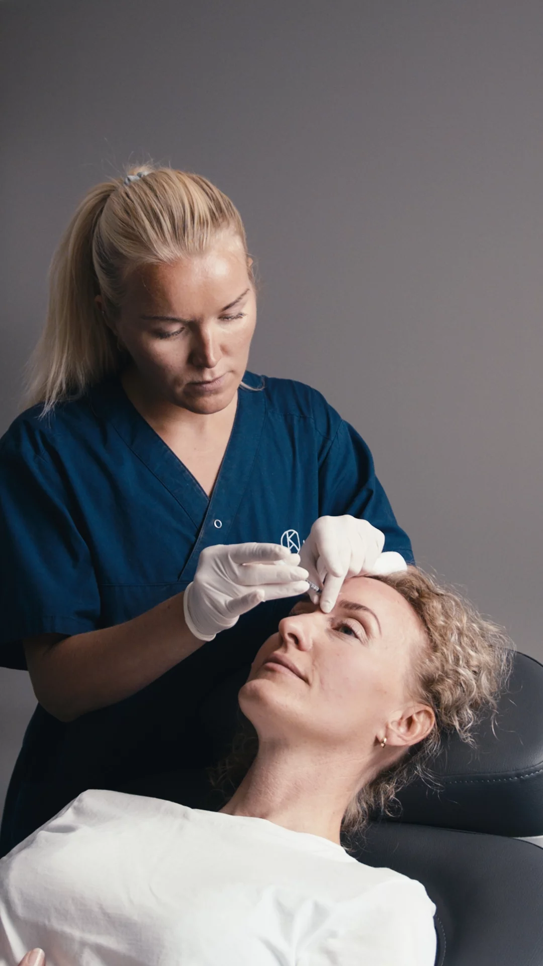 Kosmetisk Dermatologisk Sykepleier Eva Mehlgård med pasient